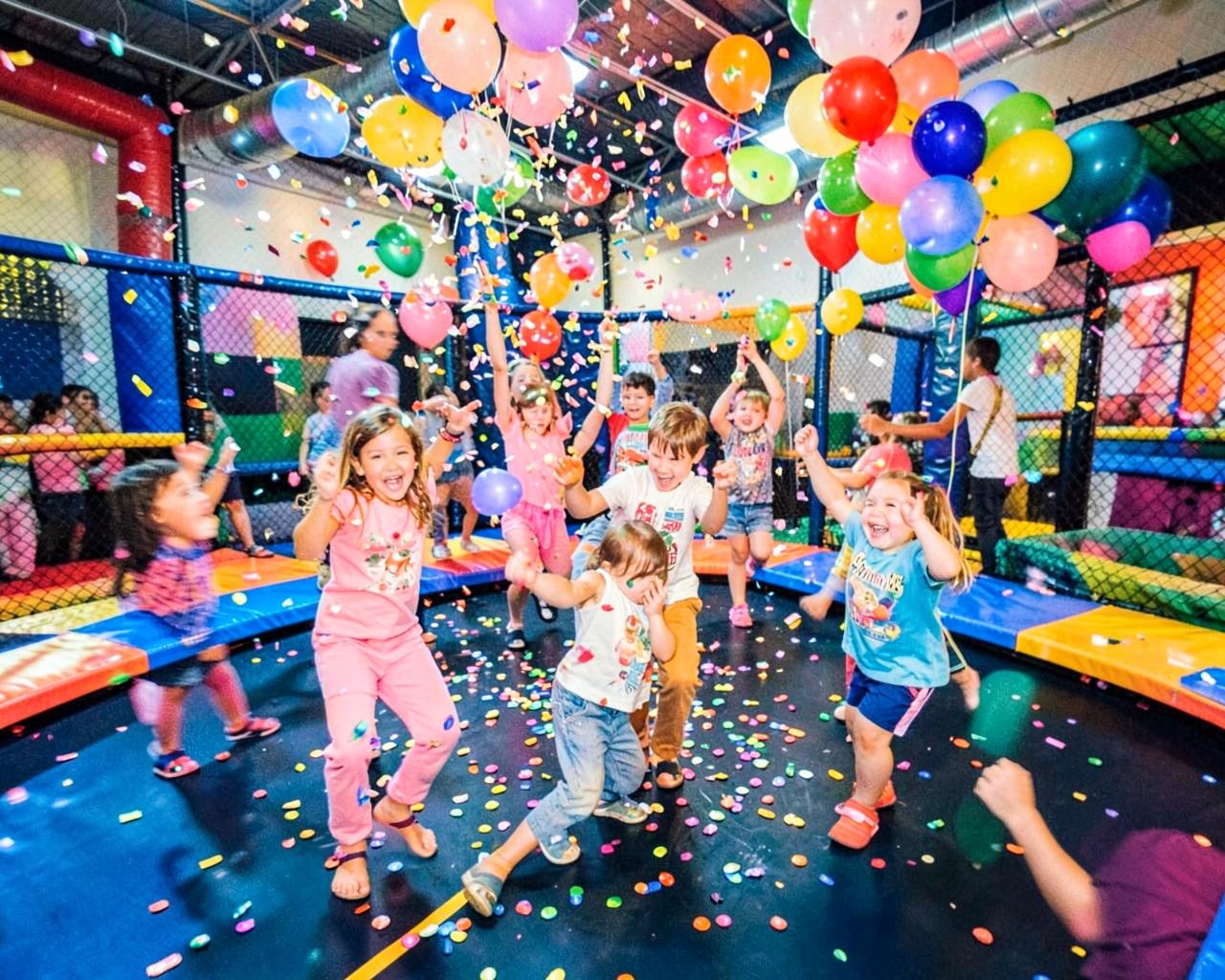 Festa de aniversário com confete e balões dentro do parque
