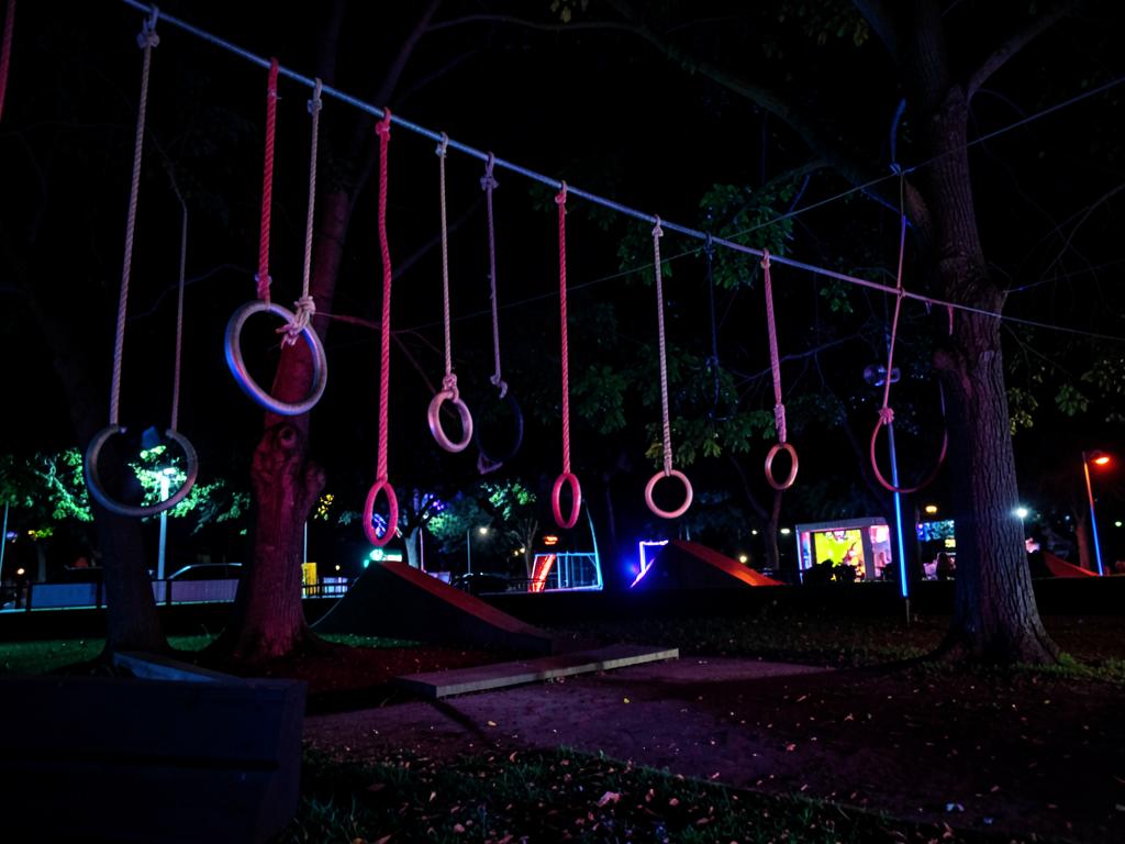 Cordas e argolas do circuito ninja iluminadas por neon